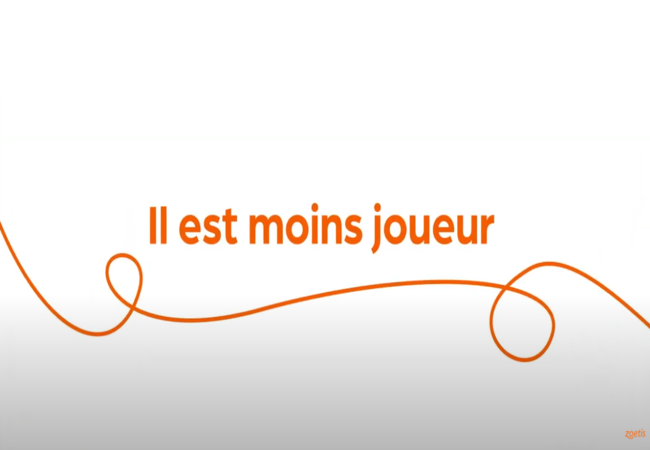 Texte « Il est moins joueur » avec une spirale orange sur fond blanc.