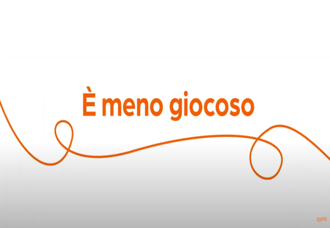 Testo "È meno giocoso" con vortice arancione su sfondo bianco.