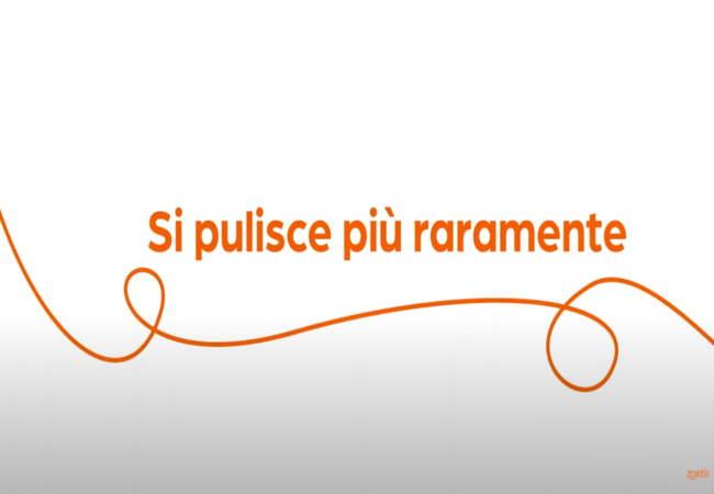 Testo "Si pulisce più raramente" con vortice arancione su sfondo bianco.